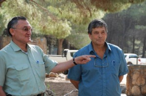 סיור בכרמל: פנחס כהנא (משמאל) וניר הר. צילום: צלמי קקל