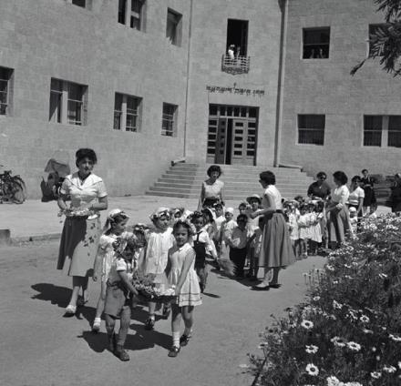 הבאת ביכורים לקקל בבניין המוסדות הלאומיים, שבועות 1956. צילום: פריץ שלזינגר, ארכיון הצילומים של קקל