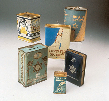 קופסאות כחולות מתקופות שונות. צילום: ארכיון הצילומים של קקל