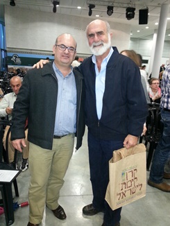 נרשם בספר הזהב. מנחם גילה וזהר ולוסקי. צילום באדיבות מנחם גילה