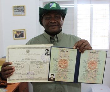 אמרה והתעודות שקיבל לאחר סיום לימודיו. צילום: יואב דביר