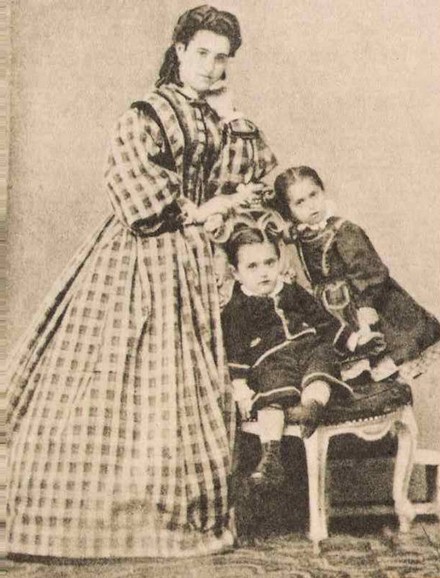 הרצל עם אימו ג'נט ואחותו הגדולה פאולינה בביתם, בבודפשט. צילום: ויקיפדיה