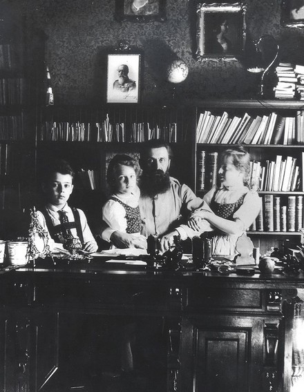 הרצל עם ילדיו בחדר עבודתו בווינה. שנת 1897. צילום: ויקימדיה