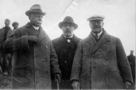 אוסישקין, לורד פלומר וסיר אלפרד מונד בסיור בקיבוץ גניגר, 1928. צילום: יוסף שוייג, ארכיון קקל