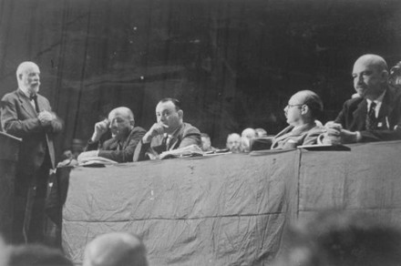 אוסישקין נואם בקונגרס הציוני בציריך, 1937. צילום: לזר דינר, ארכיון צילומי קקל