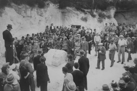 אזכרה ביום ה-30 לפטירת אוסישקין בקברו אשר במערת ניקנור. צילום: אברהם מלבסקי