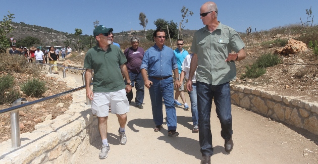 עמרי בונה בסיור. צילום: ג'יניפיקס, ארכיון הצילומים של קקל