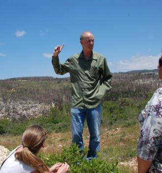 המדען עמרי בונה בשטח. צילום: ג'יניפיקס, ארכיון הצילומים של קקל