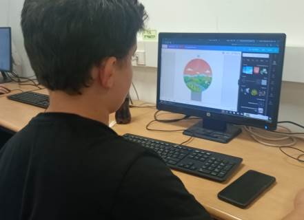 עומר הלנברנד מחטב רבין בזמן העבודה על עיצוב סמל קקל. צילום: עמית מצפה