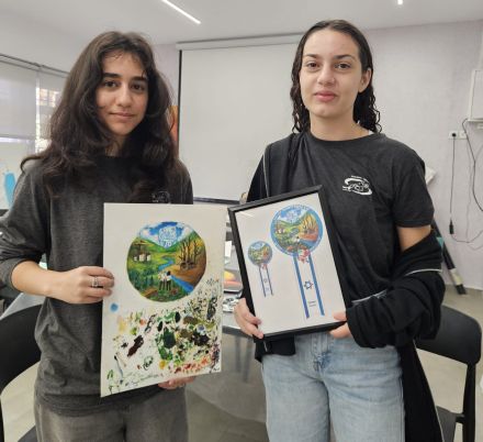 עדי וסתיו עם איור הסמל הזוכה. צילום: רויטל אלבז