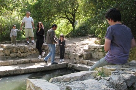 מבלים סביב המעיין. צילום: ארכיון קקל