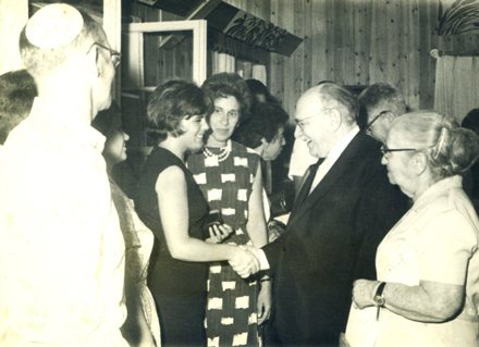 חברי המחתרת מגיעים לישראל, לקבל את אות המציל היהודי, ופוגשים את הנשיא שזר. תמונה באדיבות אתר המחתרת החלוצית בהולנד – קבוצת וסטרוויל