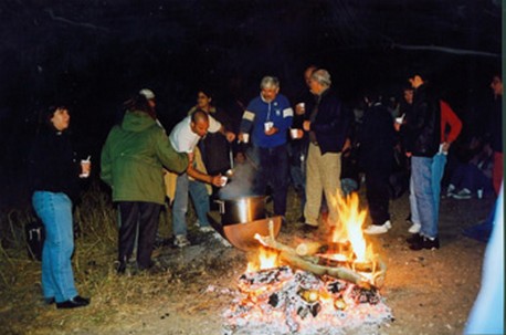 קבוצת אנשים במדורה. צילום: ארכיון הצילומים של קק"ל