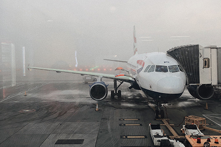 מטוס תובלה חונה. צילום: Pexels-lina-kivaka