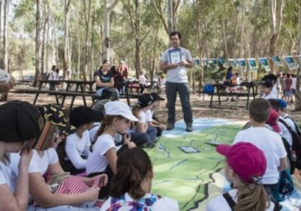 משתתפים בתחנות הפעלה מעשירות. צילום: דניס צין