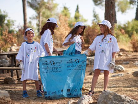 יום הניקיון בישראל. צילום: יעל הרמן, ארכיון הצילומים של קקל