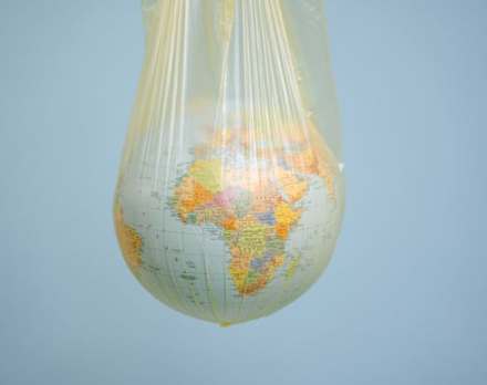 שקיות הניילון חונקות את הכדור. צילום: pexels