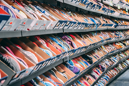 הרבה נעליים בחנות נעליים. צילום: pexels-stanislav-kondratiev