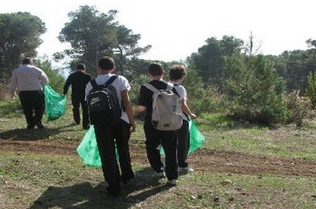 צילום מיום הניקיון הבינלאומי עם קקל