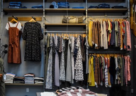 חנות יד שנייה. הבגדים יותר מקוריים ופחות מזהמים. צילום: ברגס מילנר, Unsplash 