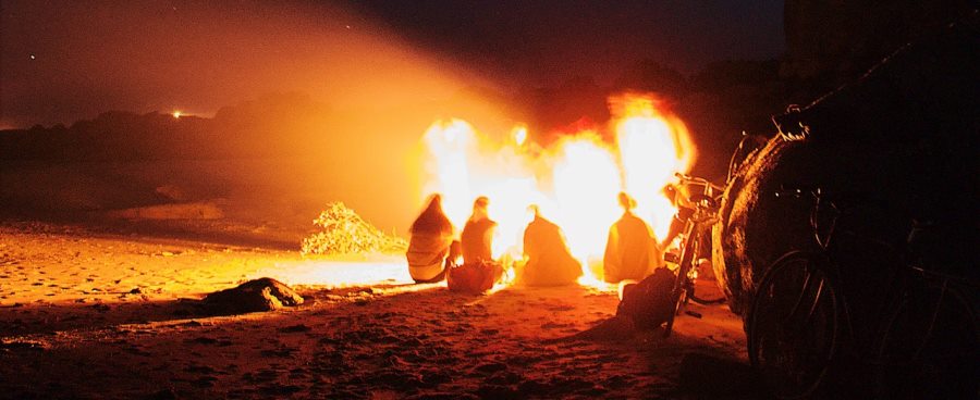 עושים מדורה ביחד ומורידים את הלהבות. מזהמים פחות, מתחברים יותר. צילום: pexels
