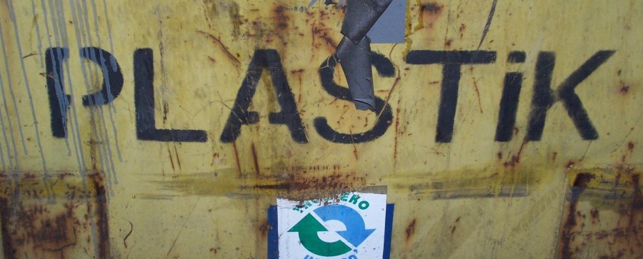 לחשוב לפני שמשתמשים בו. מכל לאיסוף פלסטיק. צילום: freeimages