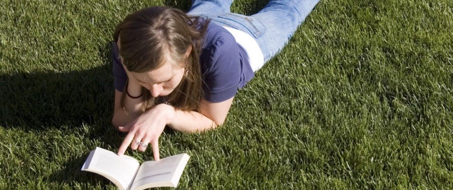 עם הספר אוהב לקרוא ספרים. שבוע הספר העברי. צילום: freeimages.com