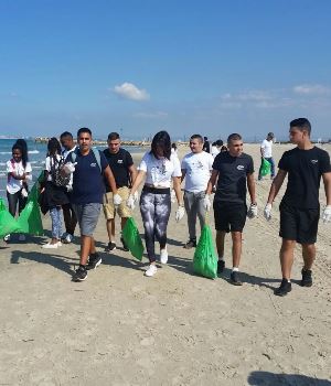 יום הניקיון 2017. תלמידים מנקים את חוף קרית ים. צילום: חגית שטראוס