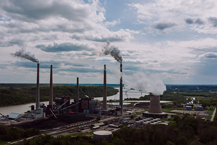 מפעל מזהם. צילום: Pexels-kelly