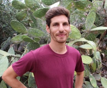 יותם שנהר ליד הצבר ששתל במו ידיו. צילום: יואב דביר