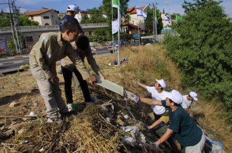מבצע מנקים את העולם במבשרת ציון. צילום: פלאש 90, ארכיון קקל

