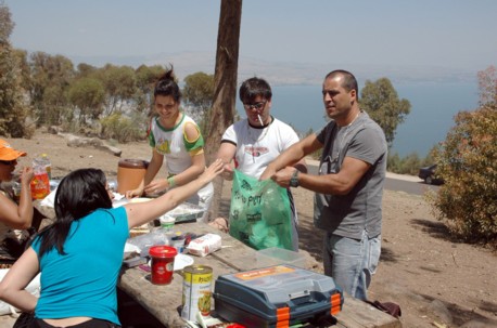 ניקיון פסח ביער שווייץ שליד הכינרת. צילום: מיכאל חורי, ארכיון קקל