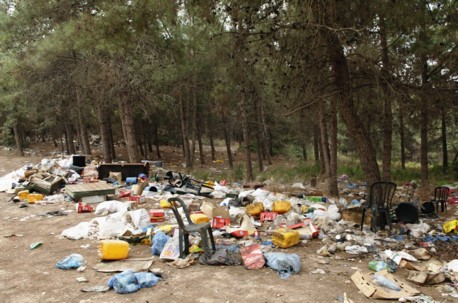ערימות אשפה ופסולת בניין בכניסה לעוספיה. צילום: פאול אורלייב, ארכיון קקל