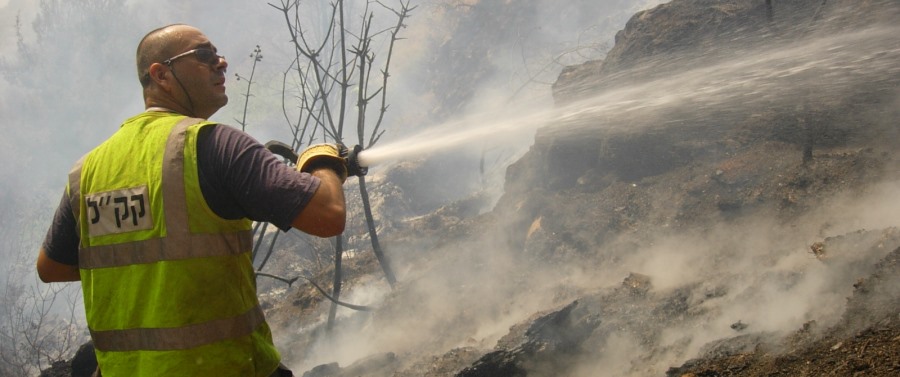שריפות אינן קורות, הן נגרמות. כבאי קקל מכבה את האש. צילום: ארכיון הצילומים של קקל