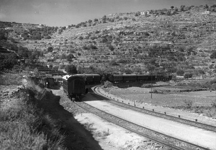 הנוסעים ברכבת ראו ארץ שוממה. צילום: יוסף שווייג, ארכין הצילומים של קקל