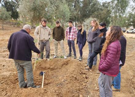 מכינת מרחבים בנטיעות ביער איבים. צילום: קקל