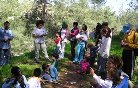 נאמני יער קהילתי ראש העין. צילום מלכה ברקאי, ארכיון הצילומים של קקל