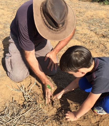 עופר שותל יחד עם מתנדב צעיר