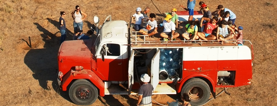 מתנדבים צעירים עם כבאית המים של עופר. צילום: פניאל קריצמן