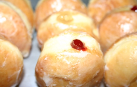 את הסופגניות אוכלים, ומה עושים עם השמן? צילום: SXC