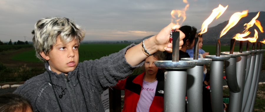 הדלקת חנוכיות בחג לזכר מנורת בית המקדש צילום: צילום: דרור ארצי, ארכיון הצילומים של קקל