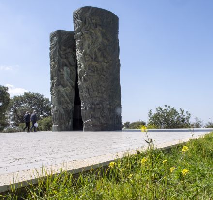 אנדרטת גווילי האש ביער הקדושים. צילום: חורחה נובומיסקי, ארכיון הצילומים של קקל