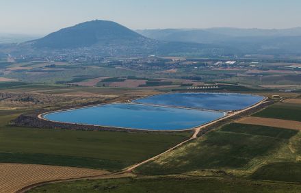 התבור ומאגר שרונה. צילום: אלבטרוס, ארכיון הצילומים של קקל