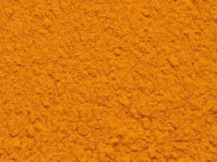 אבקת תבלין הכורכום. צילום: שחר כהן