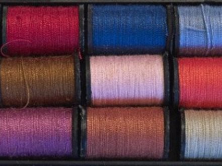 וּמִן-הַתְּכֵלֶת וְהָאַרְגָּמָן וְתוֹלַעַת הַשָּׁנִי, עָשׂוּ בִגְדֵי-שְׂרָד לְשָׁרֵת בַּקֹּדֶשׁ. צילום: freeimages