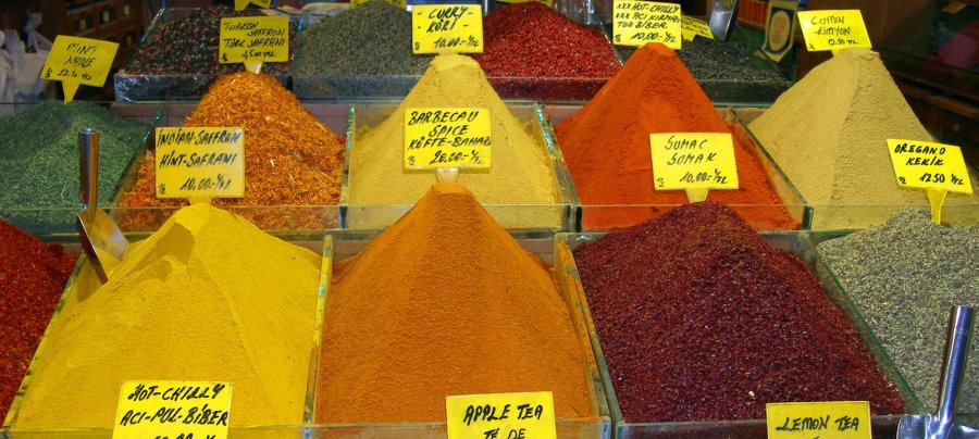 מבחר תבלינים צבעוניים שהם מקור להפקת צבע. צילום: freeimages