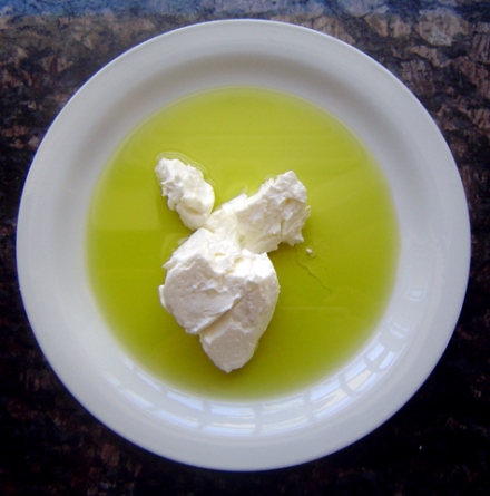 הכי קל, ממש טעים. לבנה עם שמן זית. צילום: ויקיפדיה