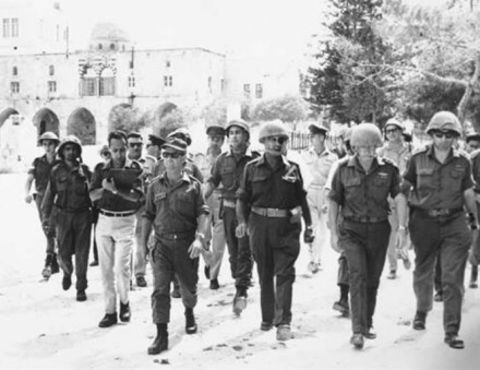 מפקדי הצבא בכניסה לעיר העתיקה, 7.6.1967. צילום: ארכיון הצילומים של קקל