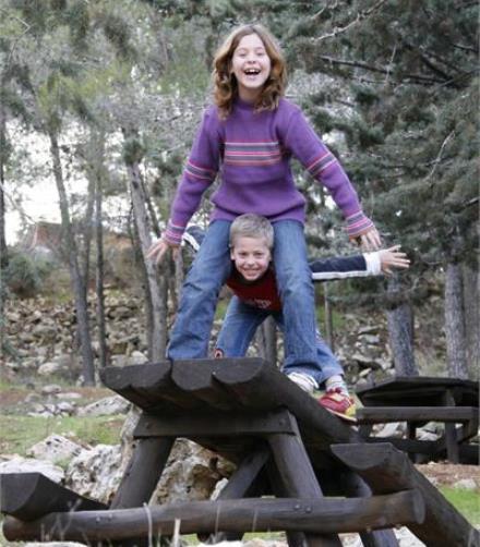 ילדים משחקים ביער ירושלים. צילום: דן זומר, ארכיון הצילומים של קקל