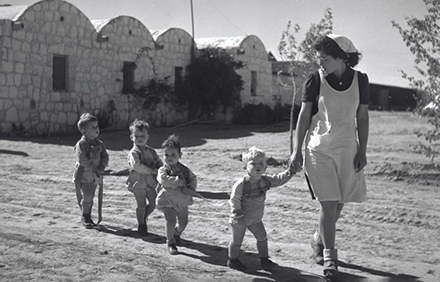 ילדים ומטפלת במצפה בית אשל. צילום: יעקב רוזנר, ארכיון הצילומים של קקל
